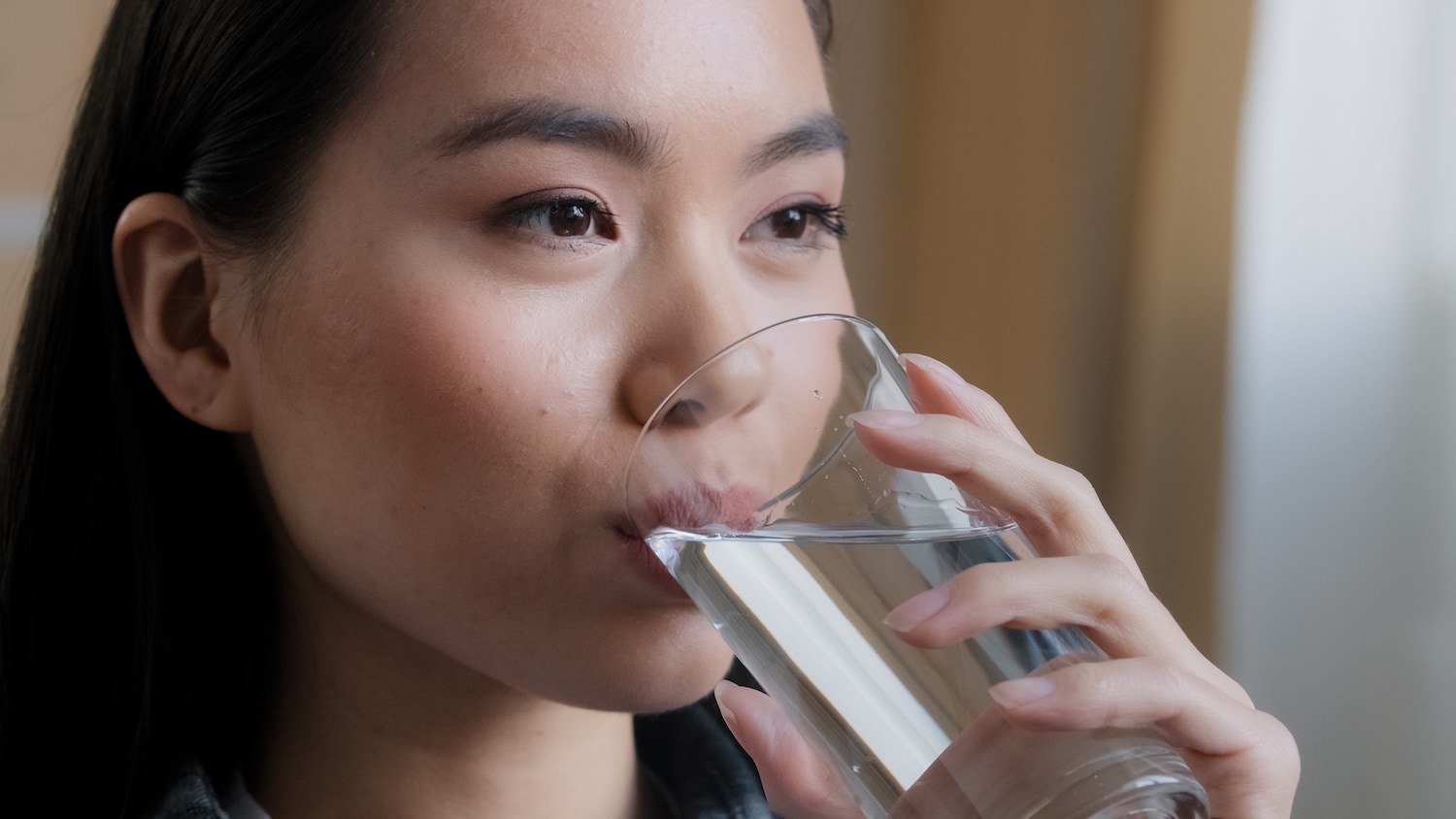 年轻女子喝一杯水